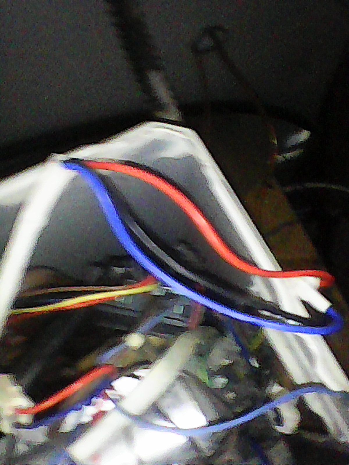 זה שלוש הכבלים שמגיעים למדחס בתוך השרוול הלבן.jpg