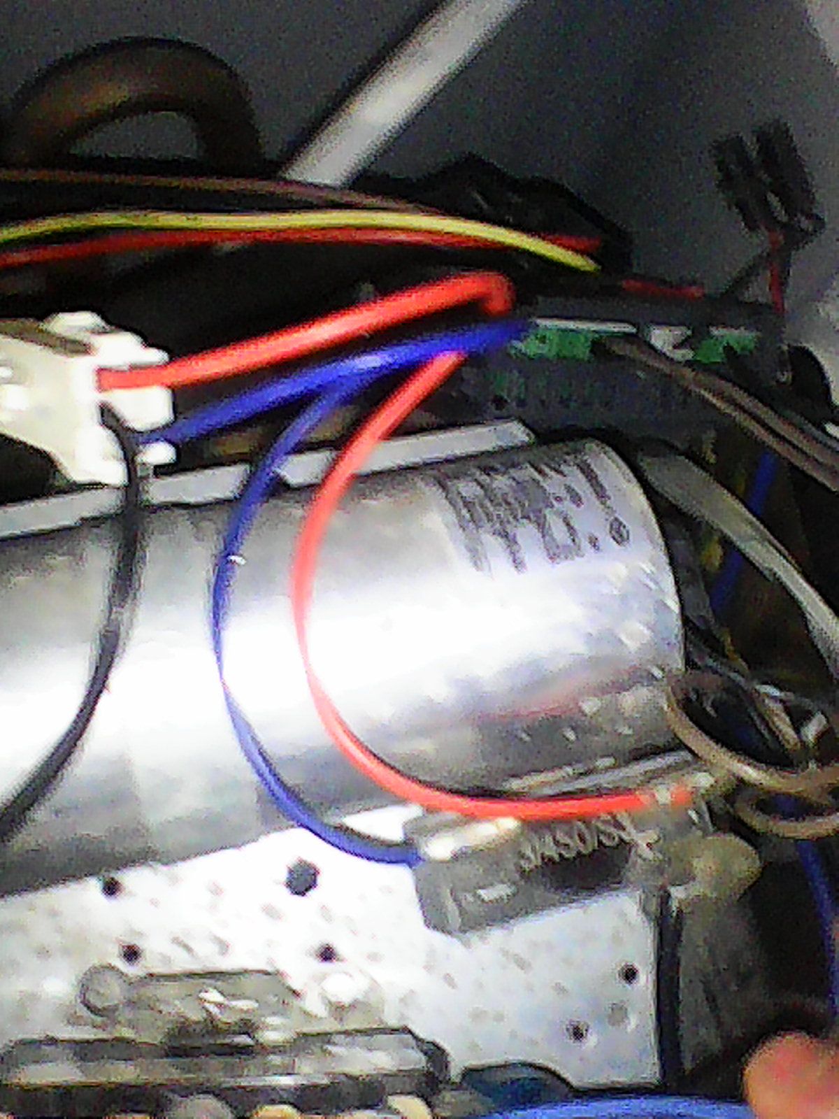 #זה שלוש הכבלים שמגיעים למאוור, אחרי המחבר יש עוד כבלים.(זה שלוש הכבלים שמגיעים למאוור, אחרי המחבר יש עוד כבלים.)jpg