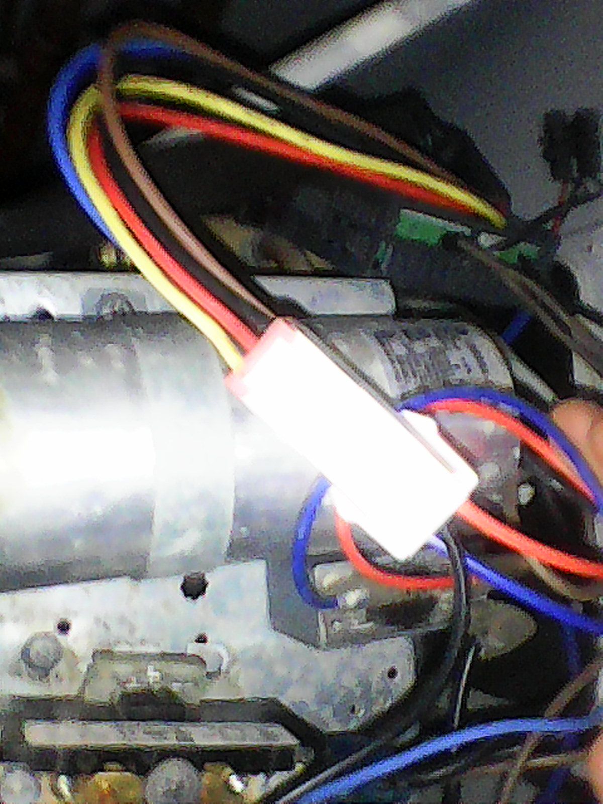 #זה מה שמגיע למאוורר אחרי המחבר נוסספים עוד כבלים.(זה מה שמגיע למדחס אחרי המחבר נוסספים עוד כבלים.)jpg