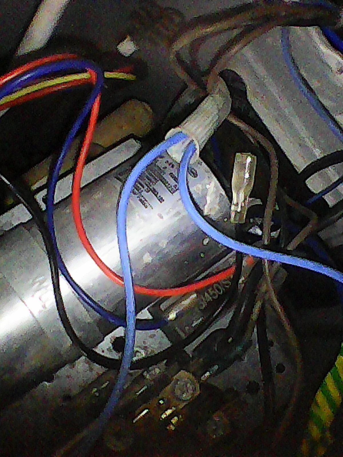 זה הכבלים שהולכים למשאבת חום.jpg