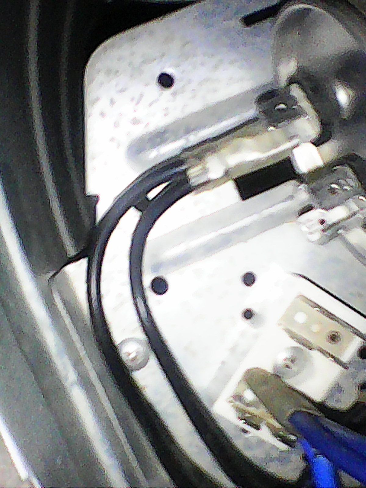 שתי הכבלים מחוברים אחד מגיע לקבל של המאוור ואחד מגיע או מפאזה של הקונטקטור או מהאפסים.jpg